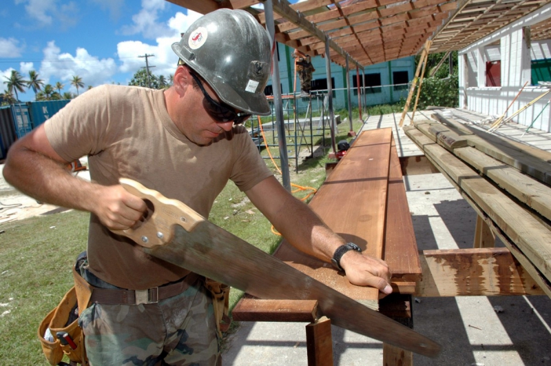 charpentier-GILETTE-min_worker_construction_building_carpenter_male_job_build_helmet-893290